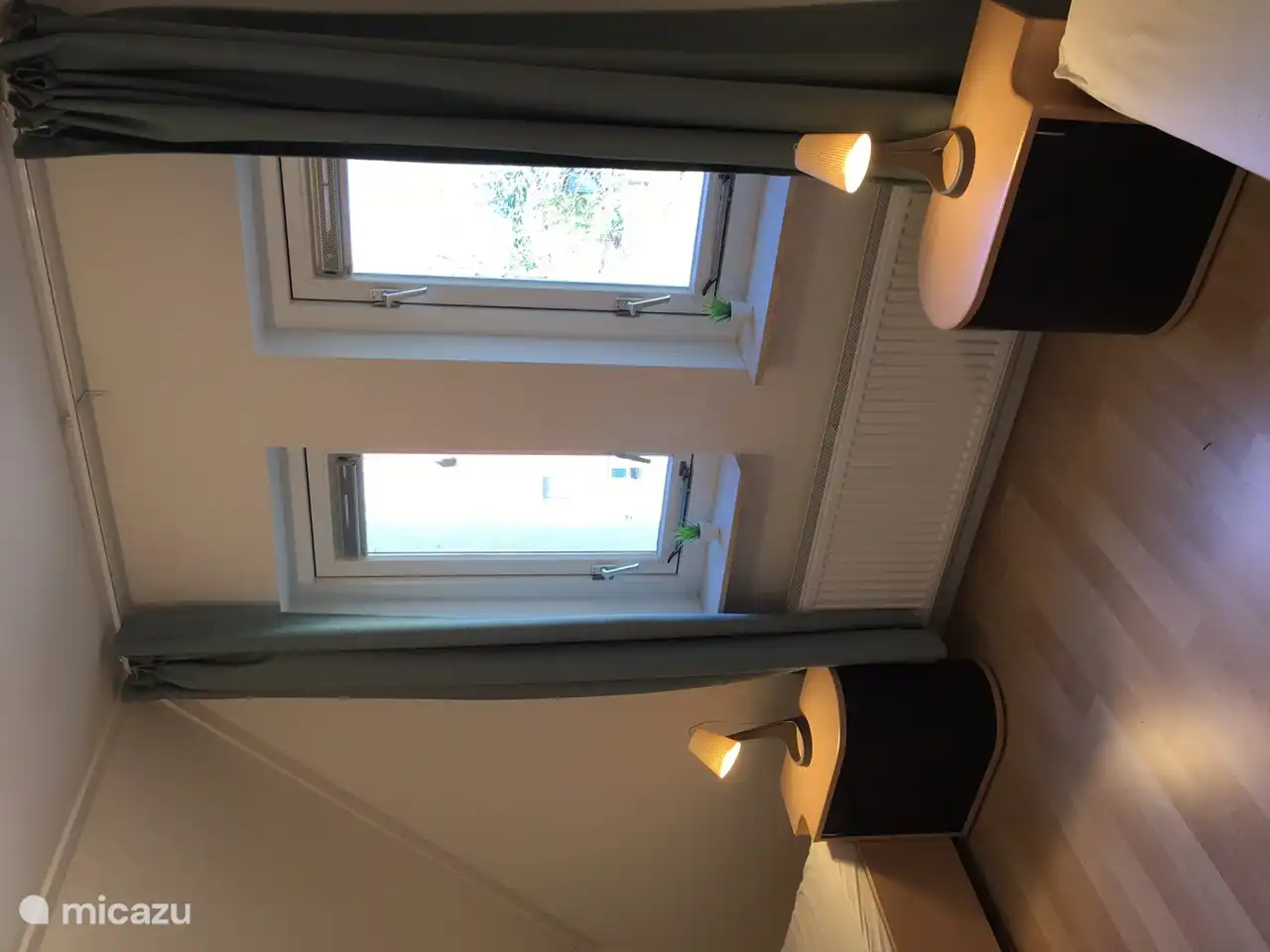 Slaapkamer aan de voorzijde met 2 eenpersoons
bedden. 