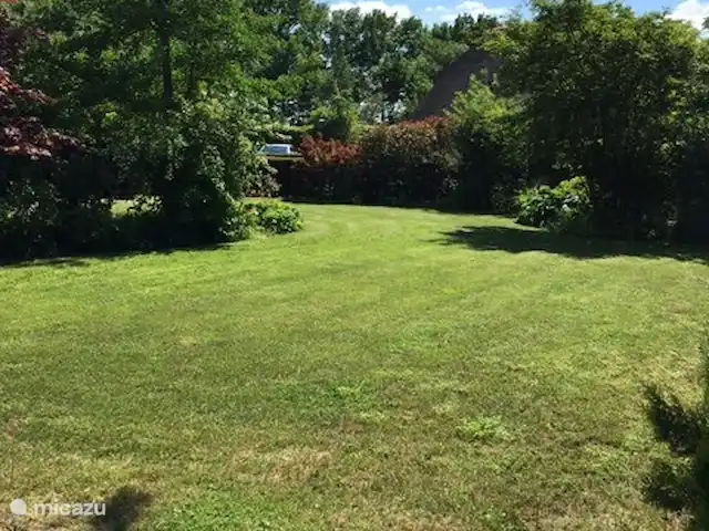 vakantiehuis huren in Nederland, Overijssel, Heeten – Salland Cottage Groot grasveld in het gedeelte van de tuin rechts naast het huis.
