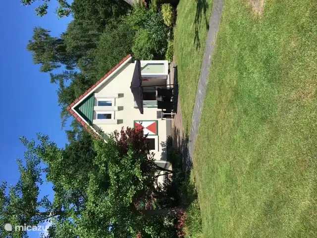 Salland cottage, zicht op het terras vanuit de achtertuin.