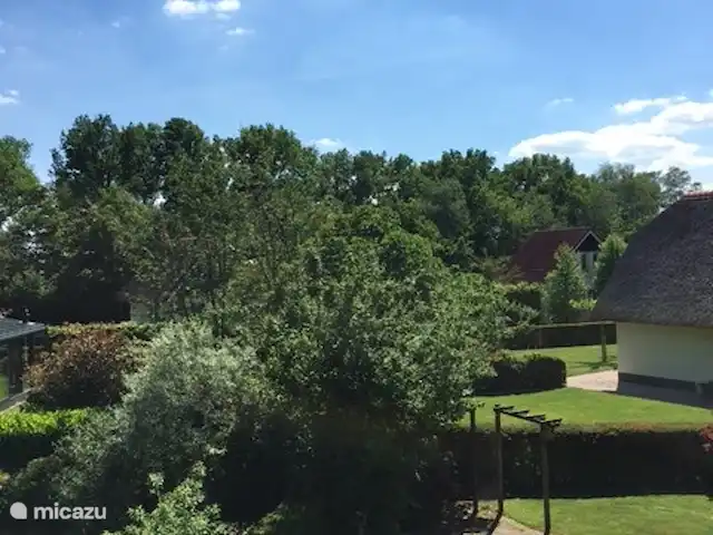 vakantiehuis huren in Nederland, Overijssel, Heeten – Salland Cottage Mooi uitzicht over het park vanuit de slaapkamer aan de achterzijde.