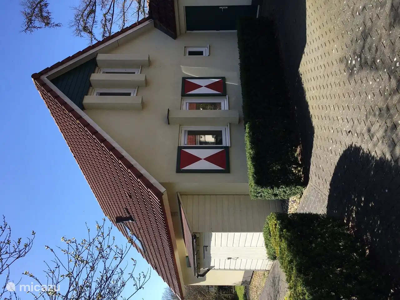 Salland cottage vanaf de voorzijde gezien (de groene deur is de ingang van de inpandige berging).