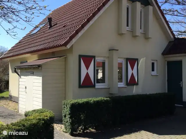vakantiehuis huren in Nederland, Overijssel, Heeten – Salland Cottage Salland cottage vanaf de voorzijde gezien (de groene deur is de ingang van de inpandige berging).