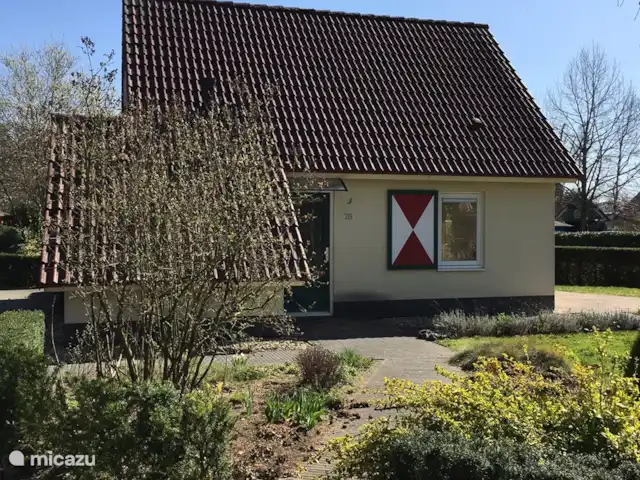 vakantiehuis huren in Nederland, Overijssel, Heeten – Salland Cottage Salland cottage vanaf de zijkant met in het midden de voordeur.