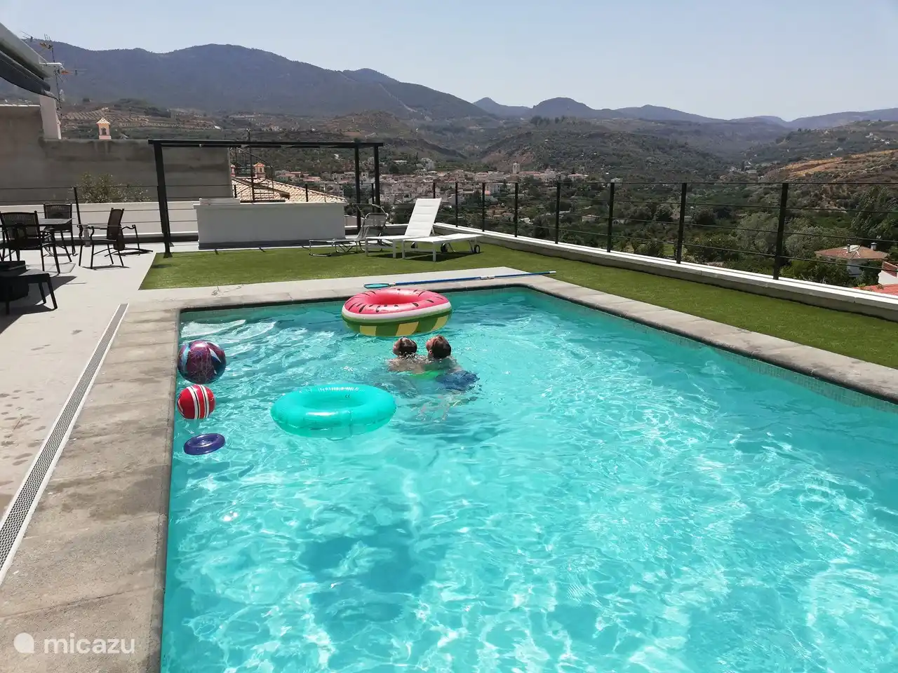Piscina con vistas al pueblo de Restabal