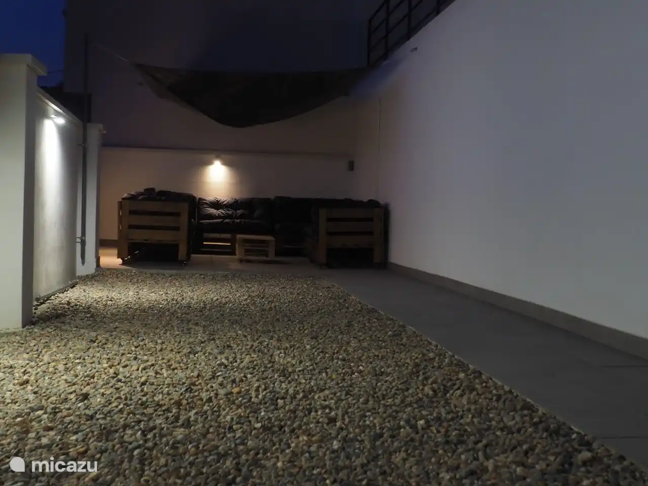 Terraza abajo por la noche.