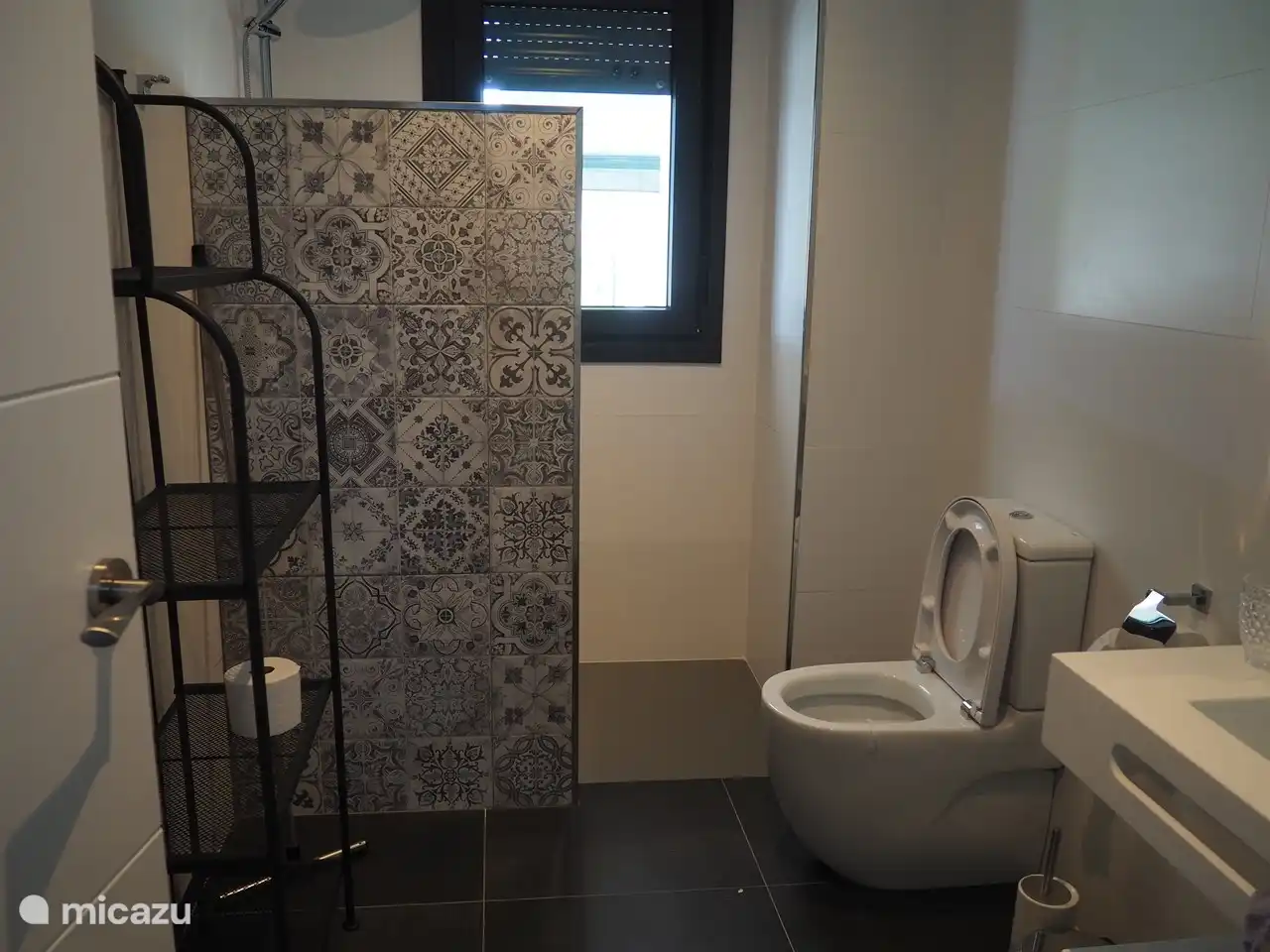 1 de 4 baños. Cada baño está equipado con ducha, inodoro, lavabo y muebles.