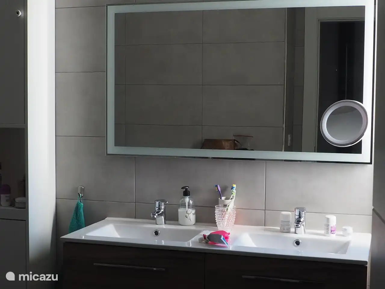 1 de 4 baños. Cada baño está equipado con ducha, inodoro, lavabo y muebles.