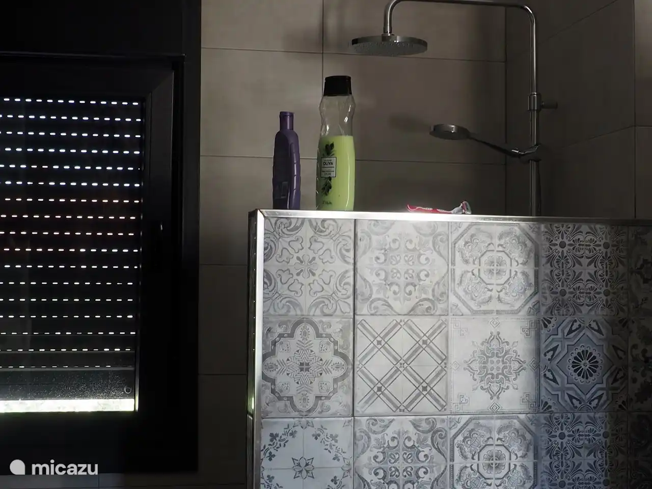 1 de 4 baños. Cada baño está equipado con ducha, inodoro, lavabo y muebles.