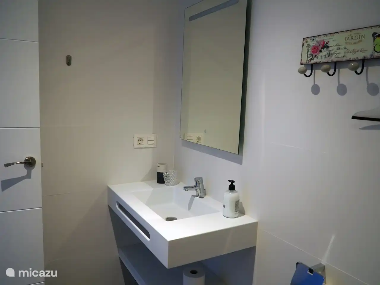1 de 4 baños. Cada baño está equipado con ducha, inodoro, lavabo y muebles.