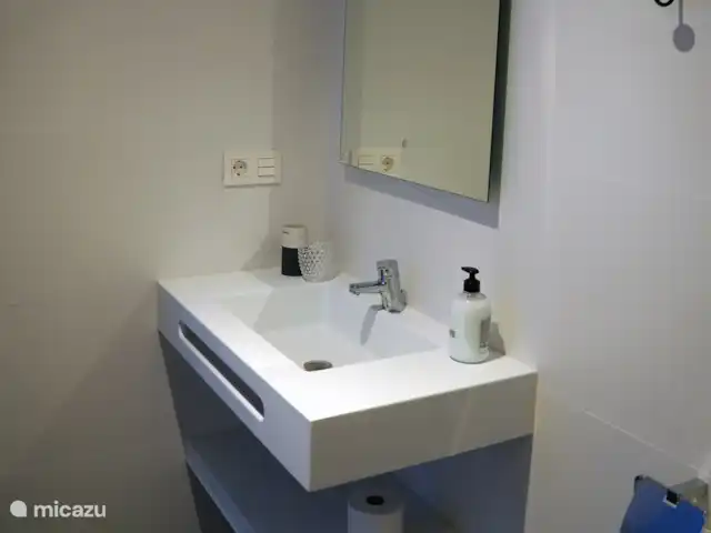 La Casa en el Valle | Espagne, Andalousie, Melegis - villa 1 des 4 salles de bains. Chaque salle de bain est équipée d'une douche, WC, lavabo et meuble