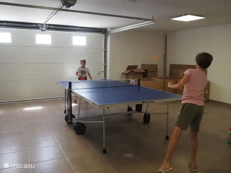 Un amplio garaje donde puede estacionar su automóvil, pero donde también está disponible una mesa de ping-pong y se puede jugar un puerto.