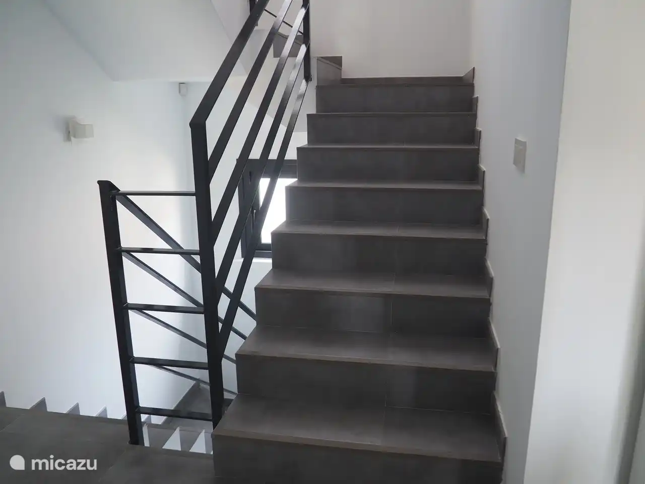 Escalera arriba. A la que se tiene acceso a 3 dormitorios. 1 baño ensuit y baño separado