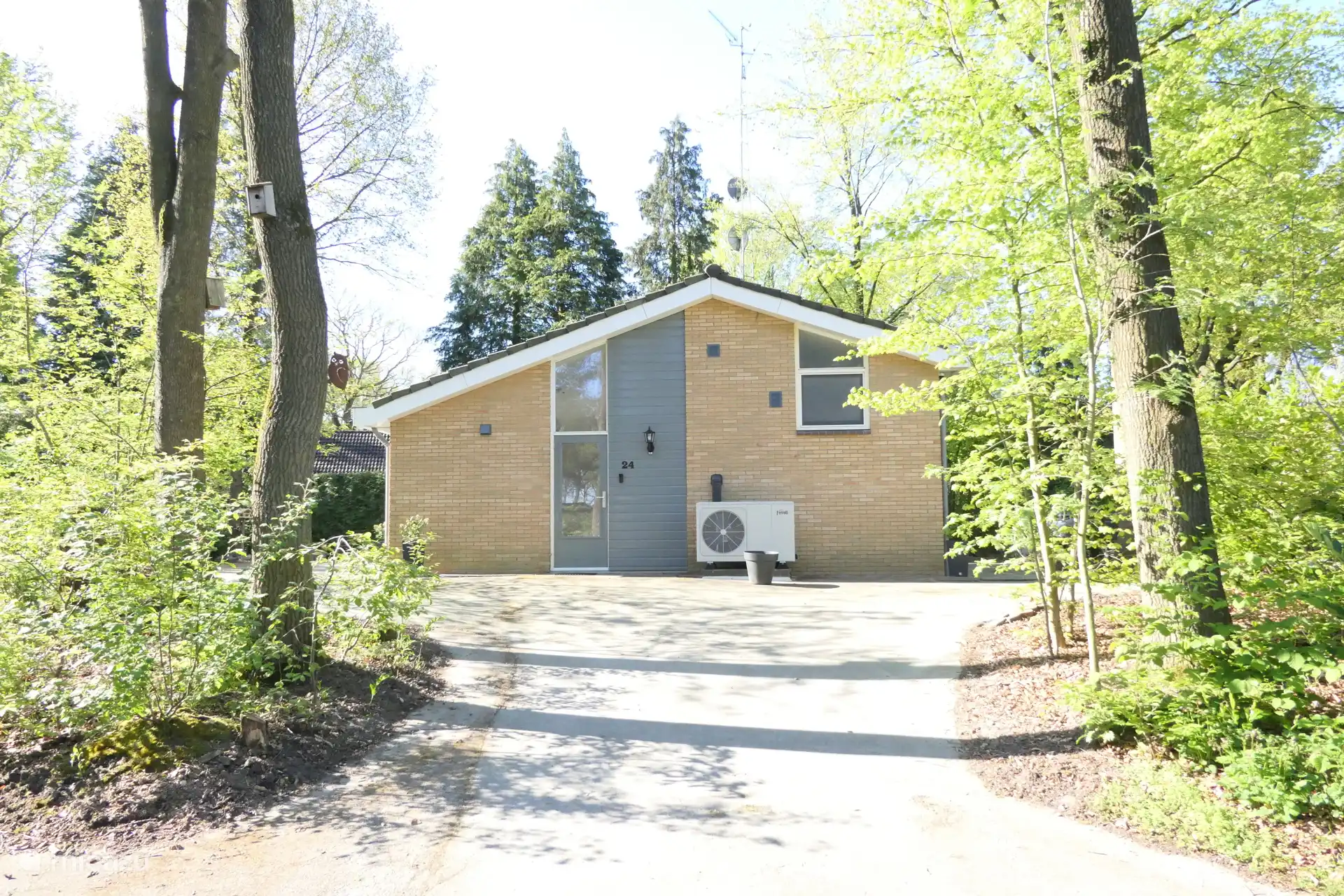 Parkplätze vor Ort.