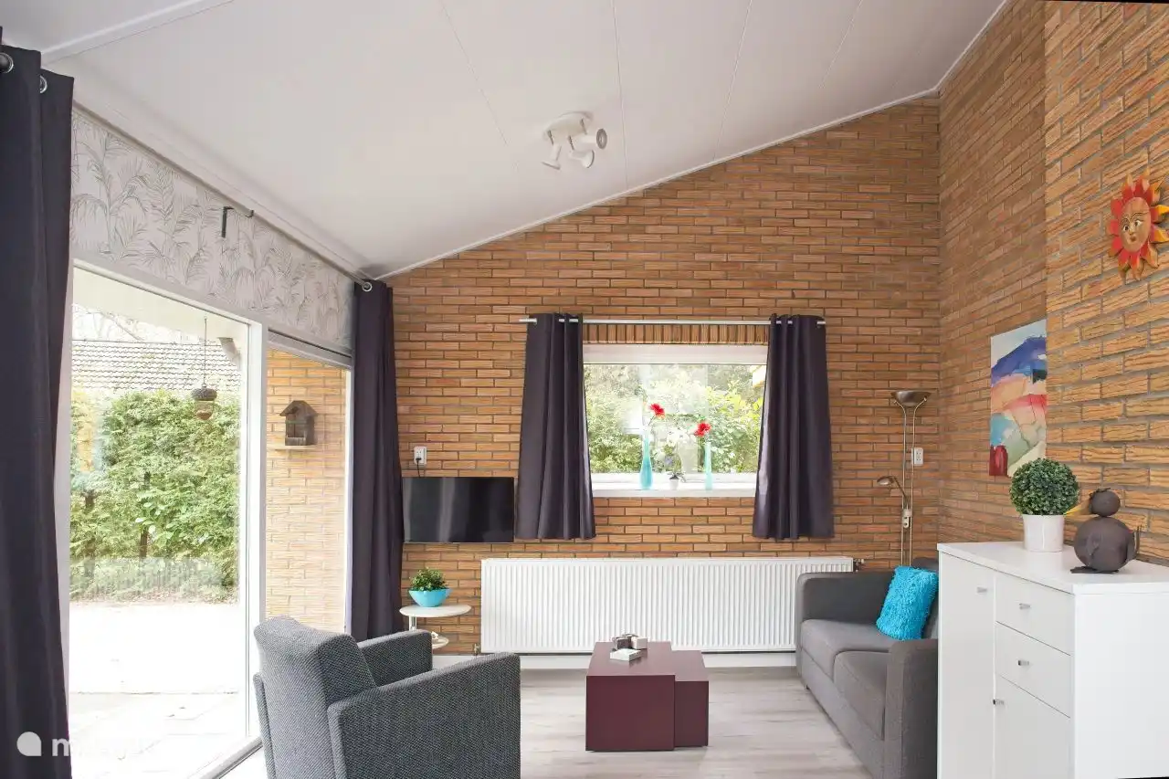 Geräumiges Wohnzimmer mit Blick auf die Terrasse.