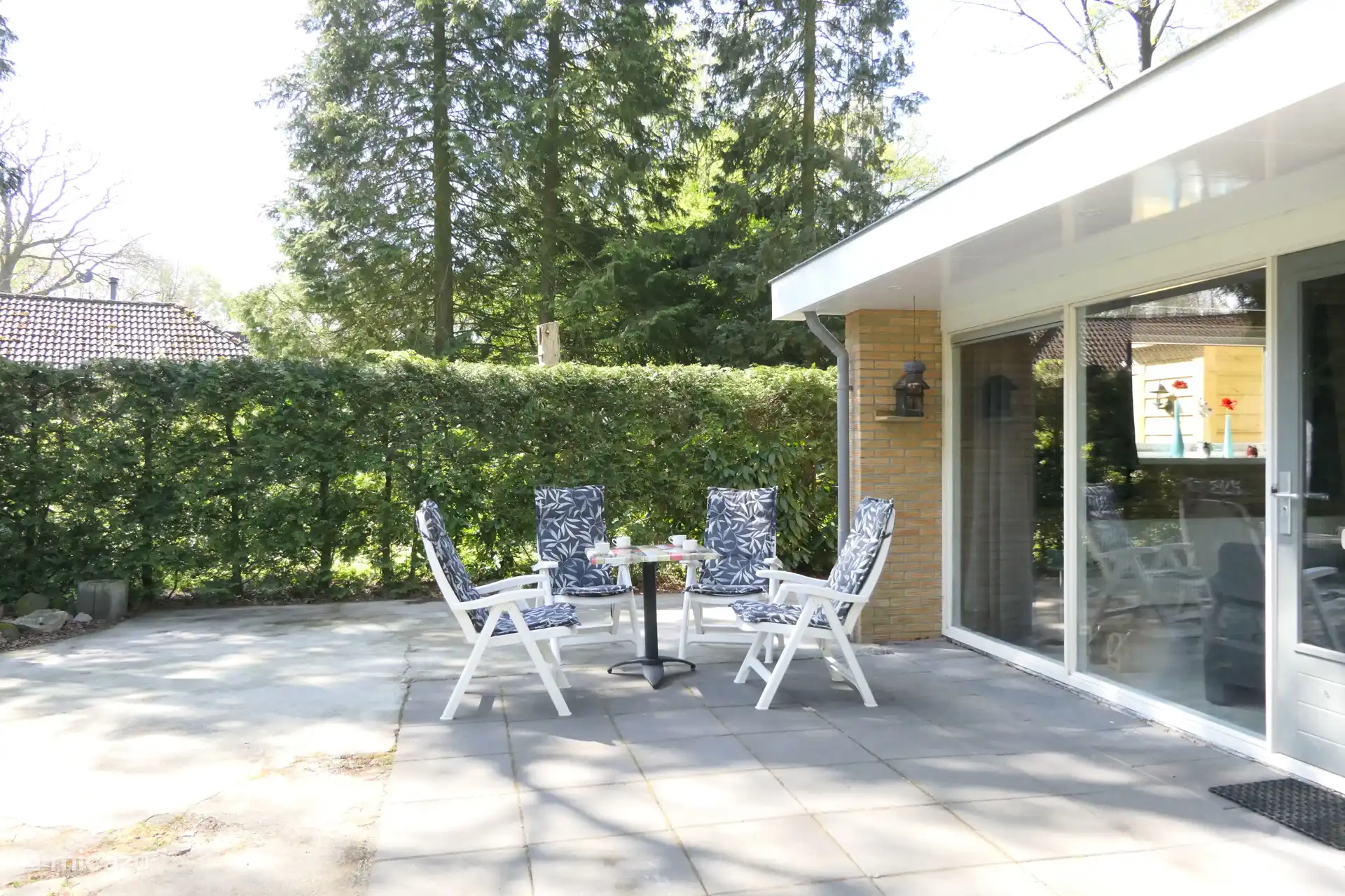 Geräumige Terrasse, auf der Sie immer sowohl die Sonne als auch ein schattiges Plätzchen finden können.