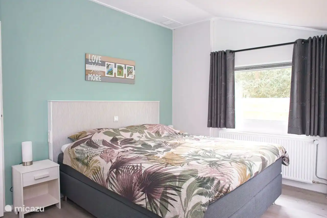 Geräumiges Schlafzimmer im ersten Stock mit Doppel-Boxspringbett 200x210cm.