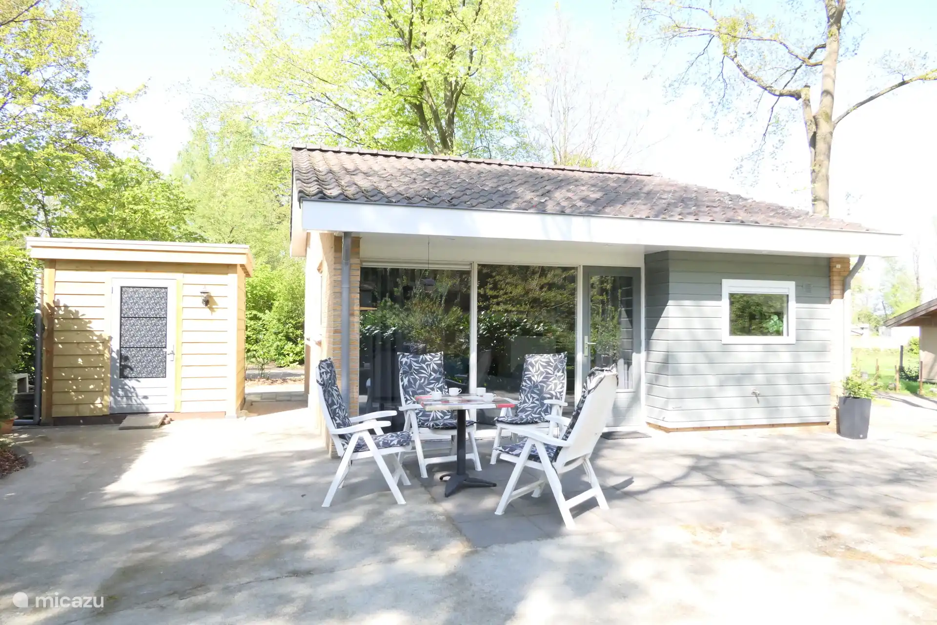 Terrasse mit Gartenstühlen.