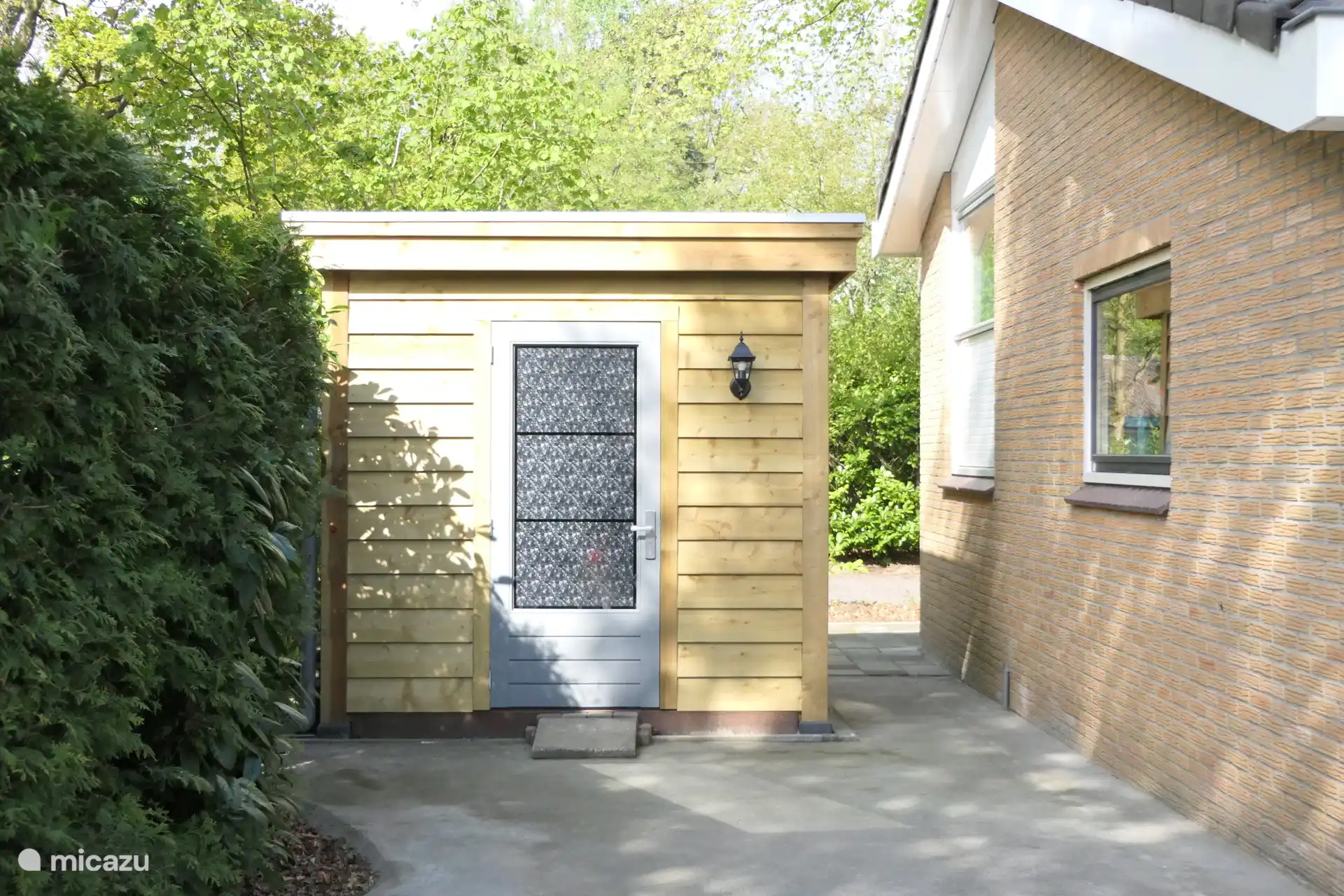 Schuppen zum Aufbewahren von Fahrrädern und Aufladen des Fahrradakkus.