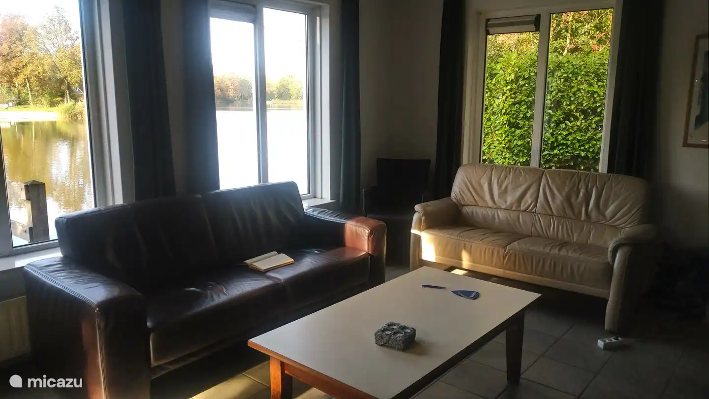 En plus des canapés, le salon dispose d'une télévision et d'une cheminée