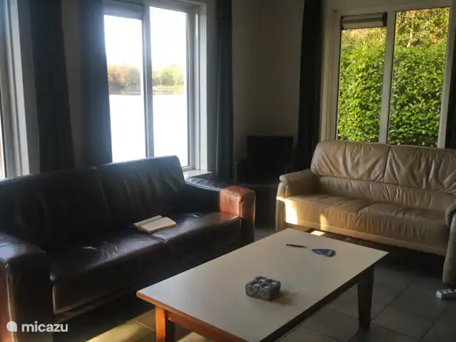 Maison de poisson | Pays-Bas, Drenthe, Westerbork - maison de vacances En plus des canapés, le salon dispose d'une télévision et d'une cheminée