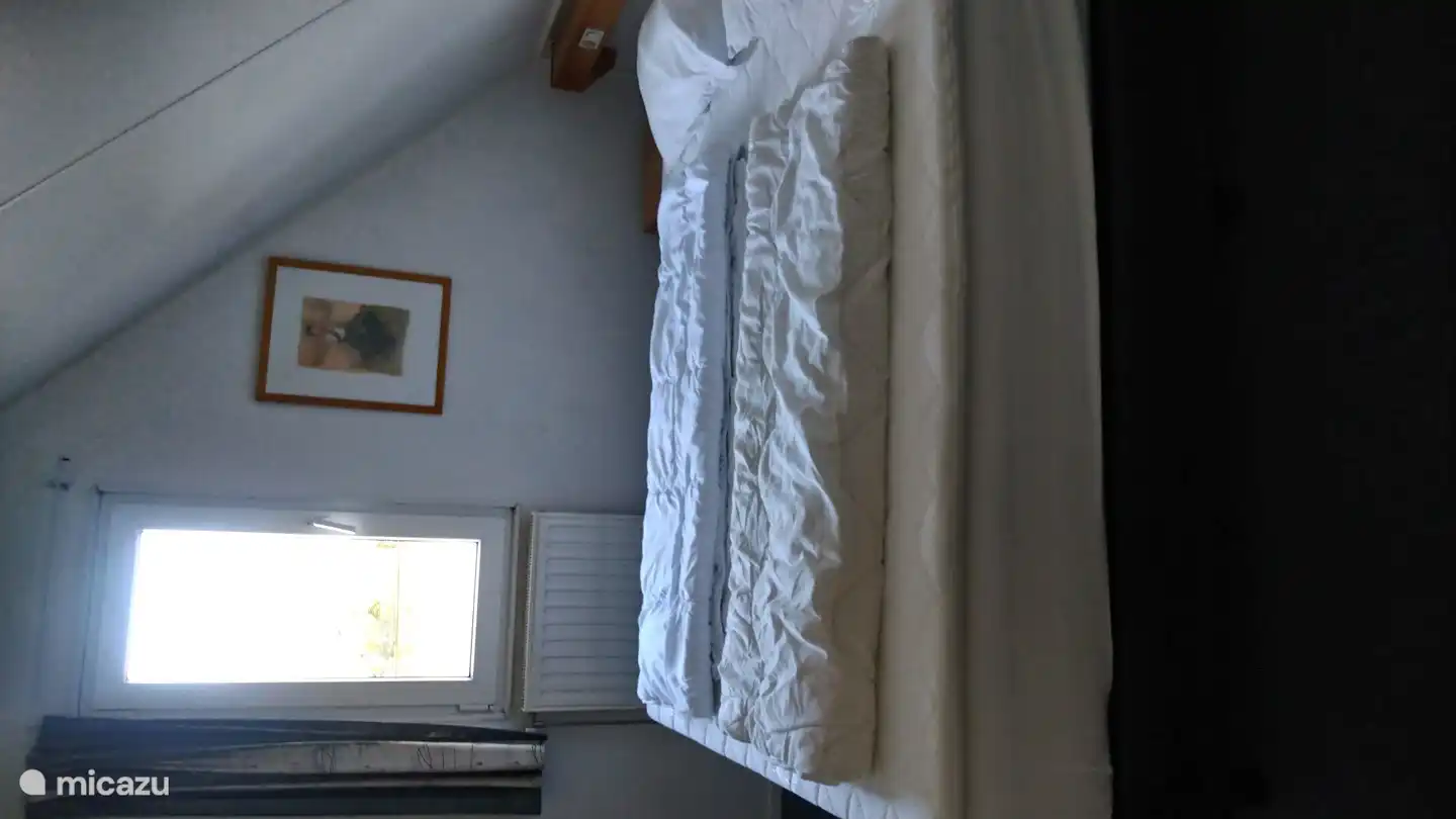 Les lits de la chambre proche du lac disposent de matelas d'une épaisseur de 25 centimètres, le surmatelas garantissant un confort de couchage optimal.