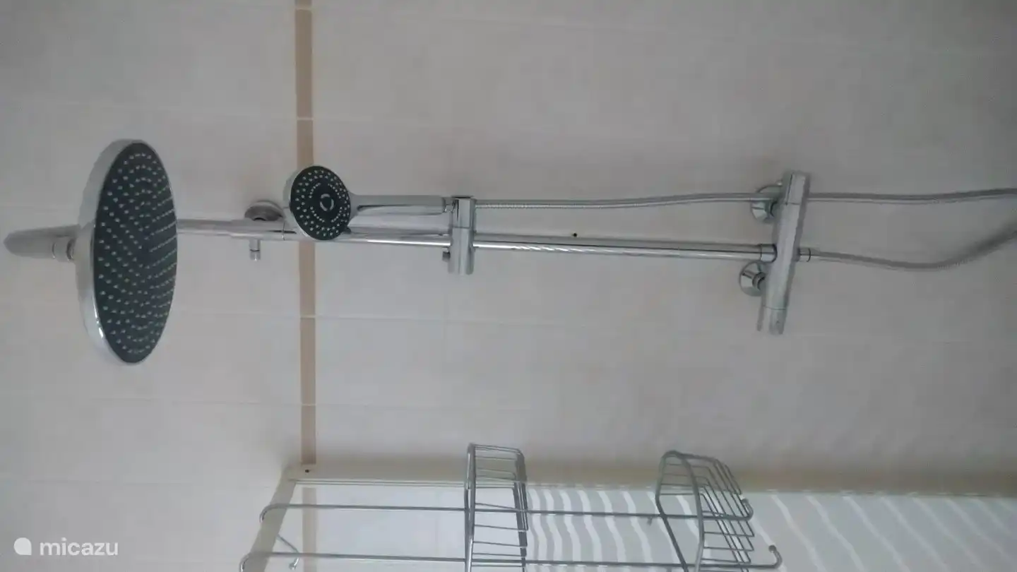 Équipé d'une agréable douche à effet pluie