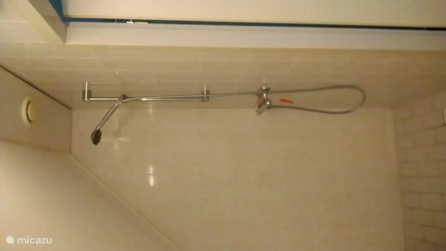 Et une deuxième salle de bain avec douche au dernier étage