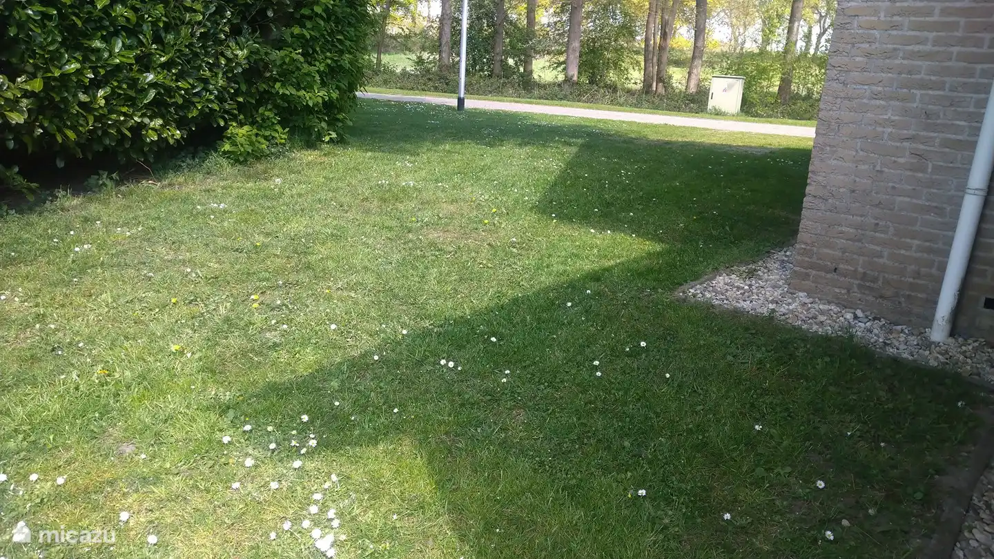Presque toute la journée, il y a un endroit pour bronzer, mais aussi un endroit à l'ombre