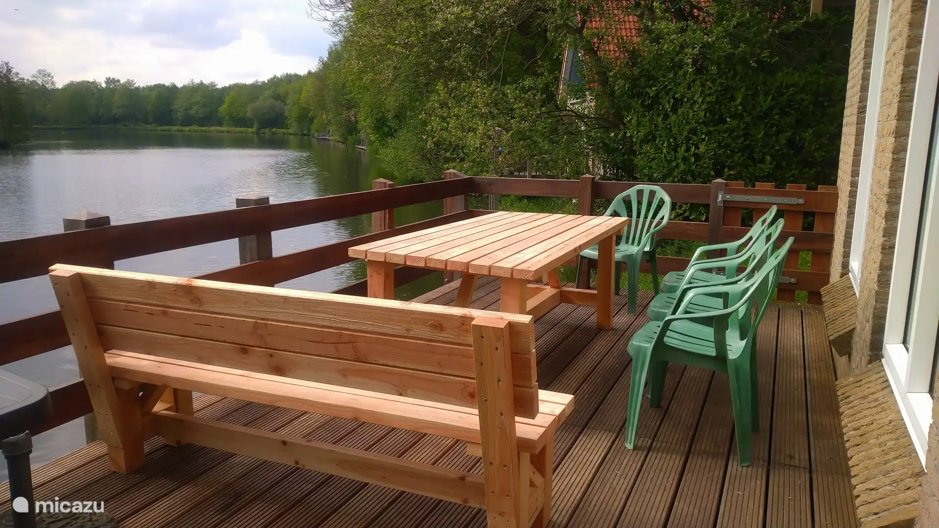 Une table de patio spacieuse offre la possibilité de prendre un repas sur la terrasse avec un groupe plus nombreux.