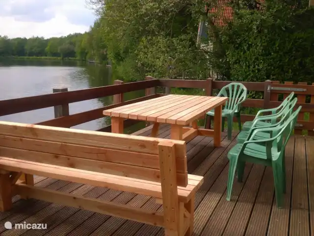 Maison de poisson | Pays-Bas, Drenthe, Westerbork - maison de vacances Une table de patio spacieuse offre la possibilité de prendre un repas sur la terrasse avec un groupe plus nombreux.