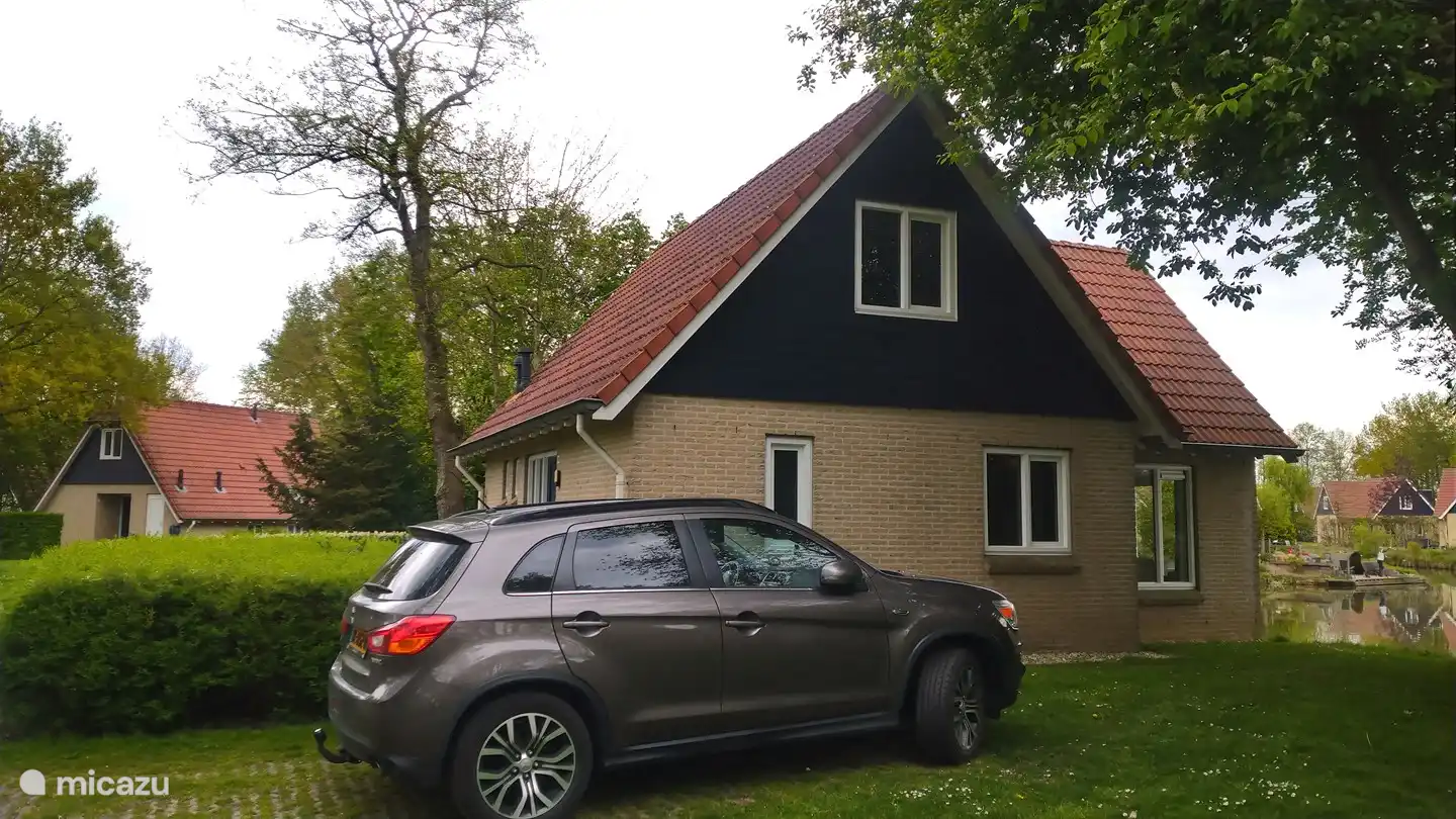 Il est possible de garer une voiture à côté de la maison. Un peu plus loin, il y a un plus grand parking pavé pour d'autres véhicules