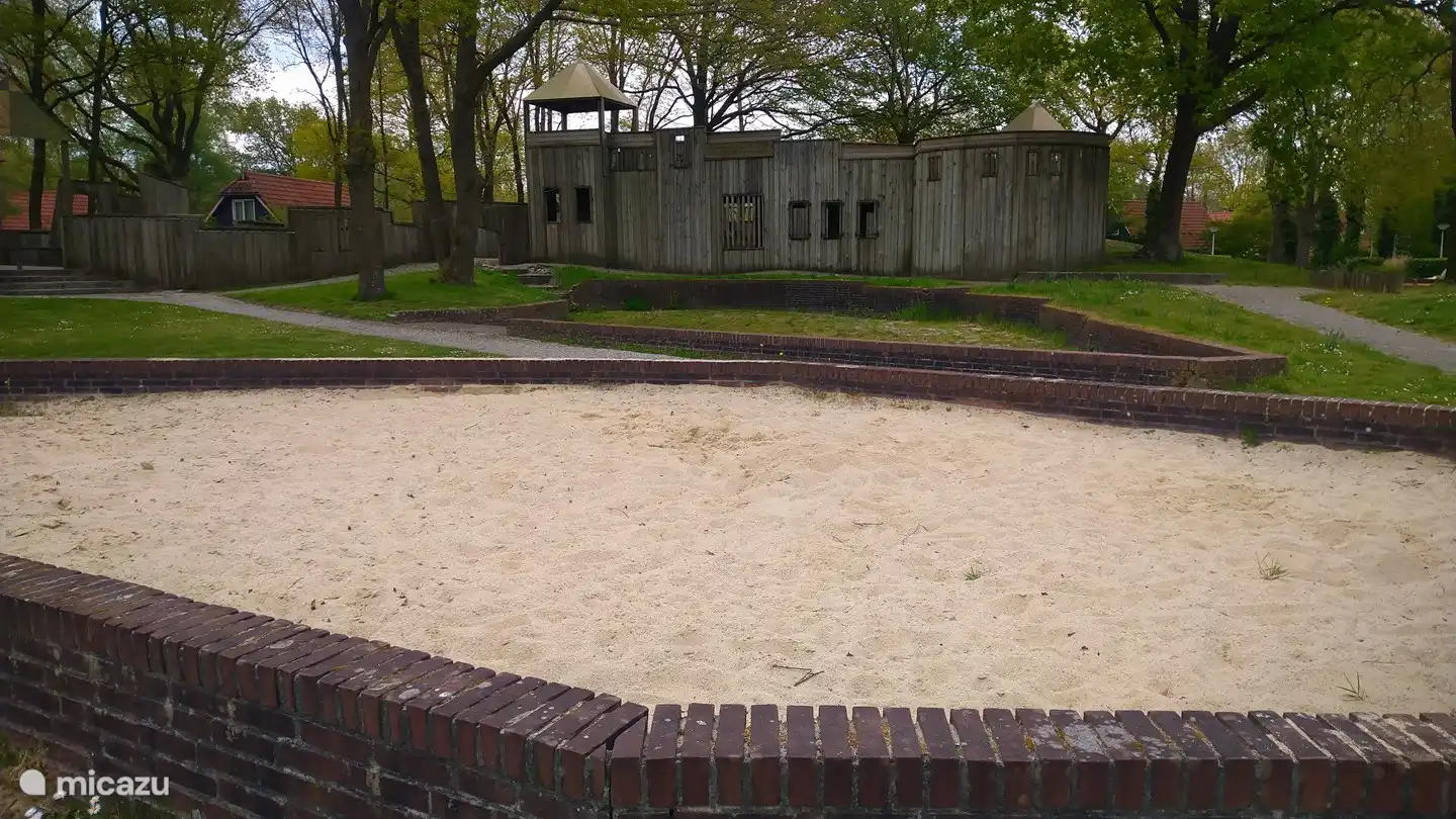 Il y a différentes aires de jeux sur le site, sur une plage, mais aussi dans un bac à sable fermé avec le château de jeu en arrière-plan