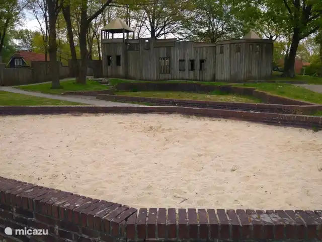 Maison de poisson | Pays-Bas, Drenthe, Westerbork - maison de vacances Il y a différentes aires de jeux sur le site, sur une plage, mais aussi dans un bac à sable fermé avec le château de jeu en arrière-plan