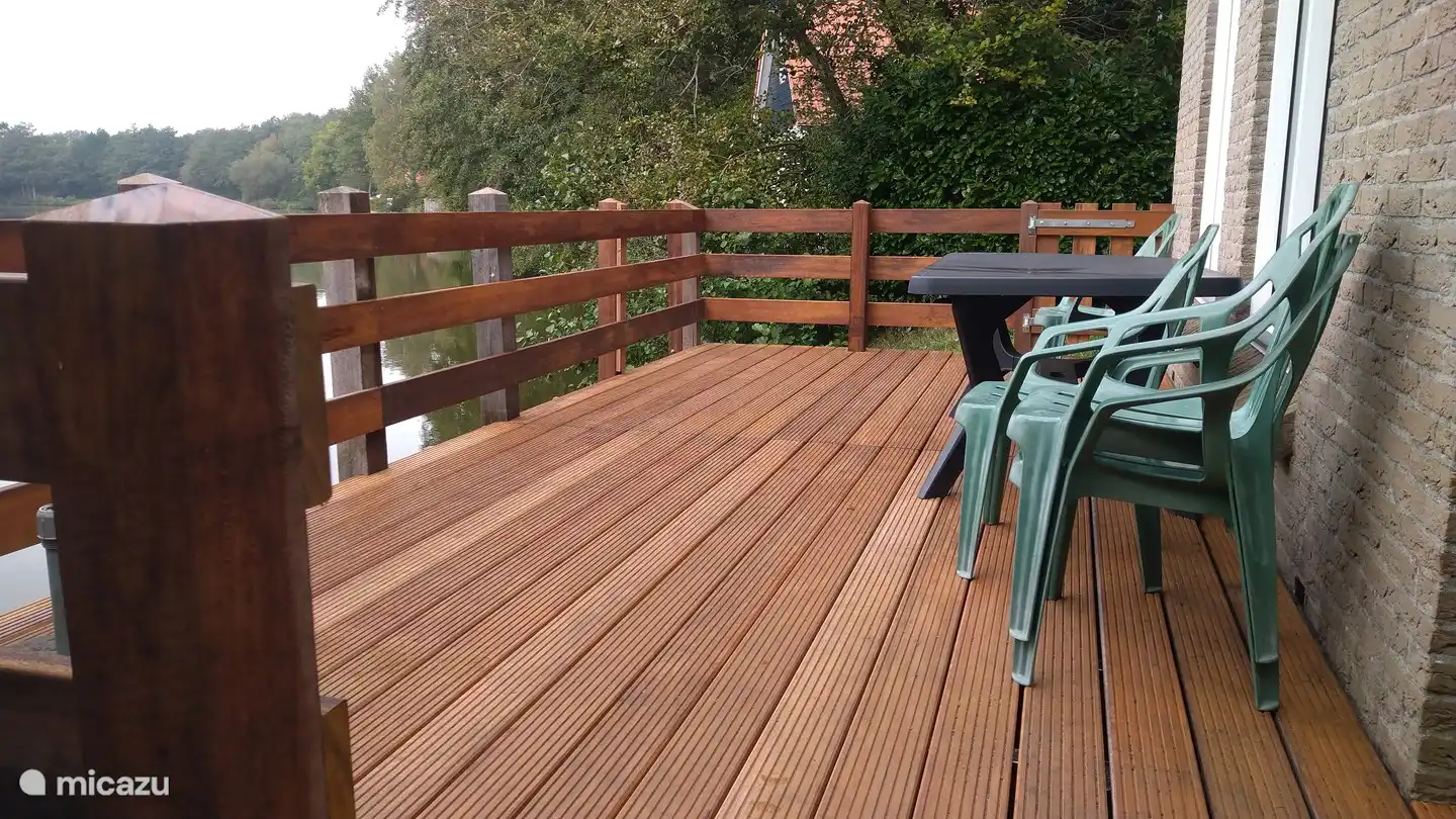 La jetée devant la maison a été rénovée et énormément agrandie. Beaucoup d'espace pour les pêcheurs mais aussi avec les enfants maintenant que les côtés sont fermés.