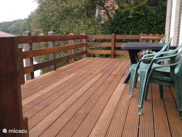 Maison de poisson | Pays-Bas, Drenthe, Westerbork - maison de vacances La jetée devant la maison a été rénovée et énormément agrandie. Beaucoup d'espace pour les pêcheurs mais aussi avec les enfants maintenant que les côtés sont fermés.