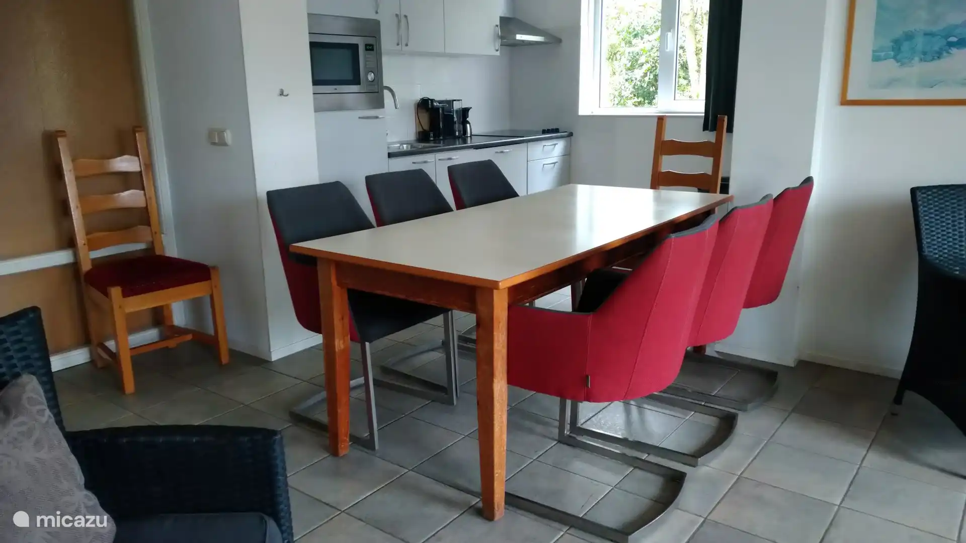 Le coin repas avec la cuisine en arrière-plan