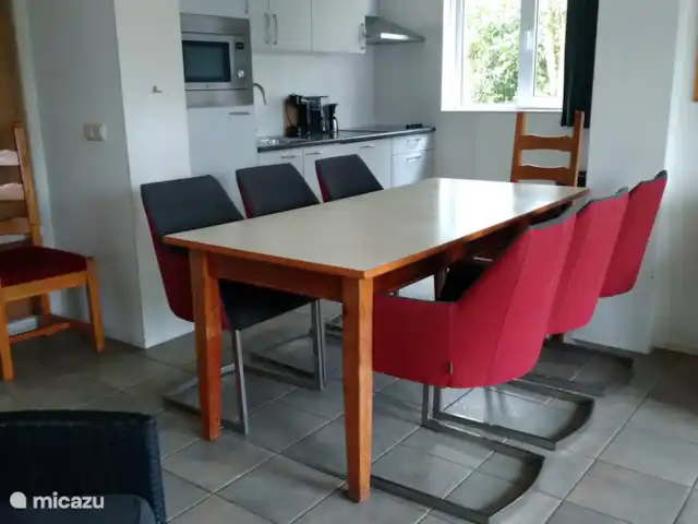 Maison de poisson | Pays-Bas, Drenthe, Westerbork - maison de vacances Le coin repas avec la cuisine en arrière-plan