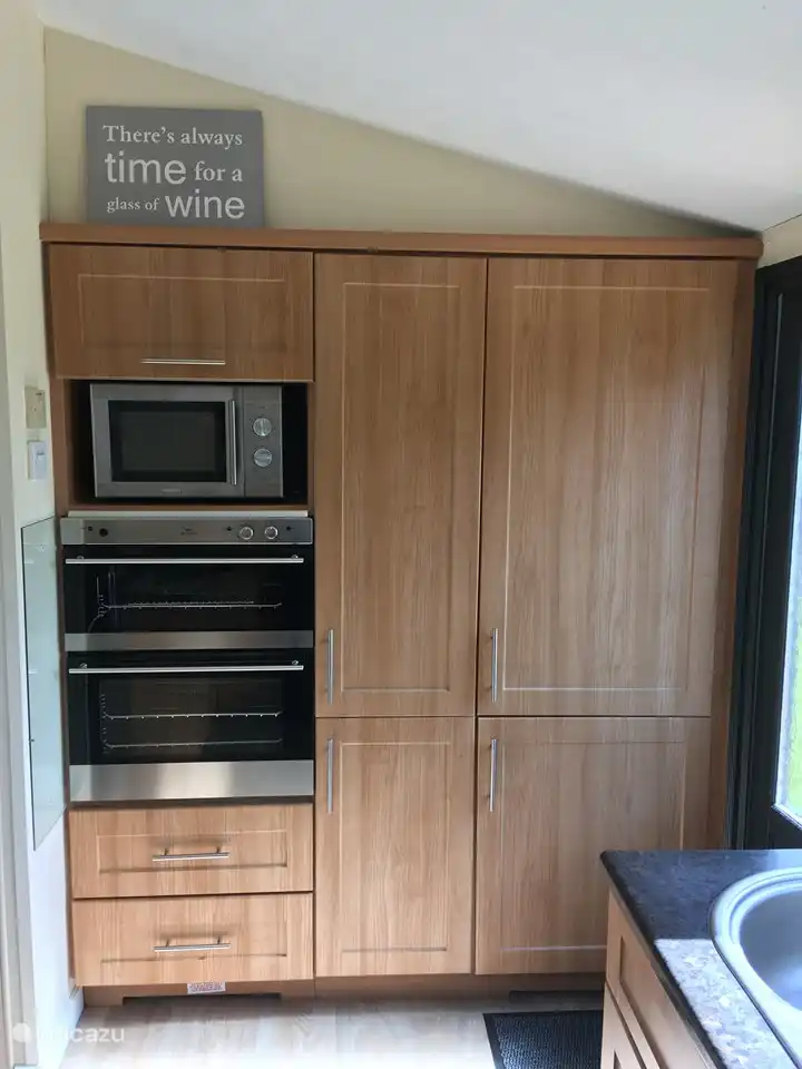 Mikrowelle, Grill, Gasofen, großer Kühlschrank mit Gefrierfach 3 Schubladen.