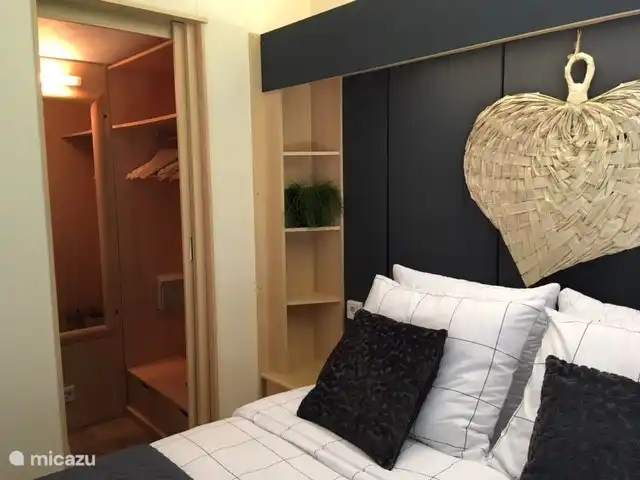 Schlafzimmer mit begehbarem Kleiderschrank.