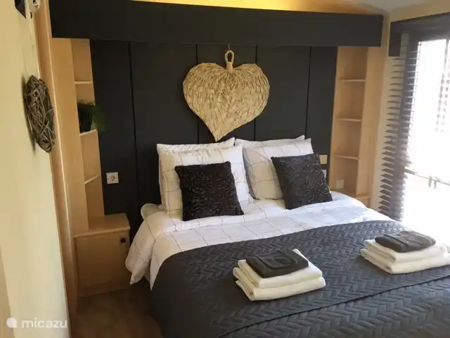 H@tsummers en Países Bajos, Frise, Dronrijp - chalet Cama doble 160-200, con baño privado. Despierta con el sol en la cara.