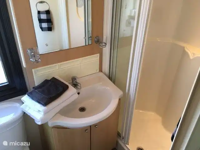 H@tsummers en Países Bajos, Frise, Dronrijp - chalet ...muebles de baño, cabina de ducha y aseo.
Secador de pelo disponible...