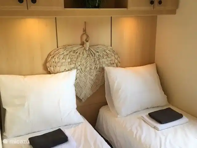 H@tsummers en Países Bajos, Frise, Dronrijp - chalet 2 x 1 cama individual 70-195 también con baño privado.