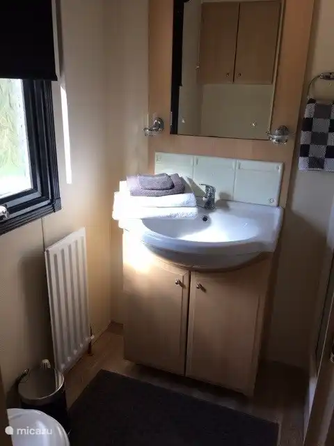 ..Badmöbel, Duschkabine und Toilette. Föhn vorhanden...