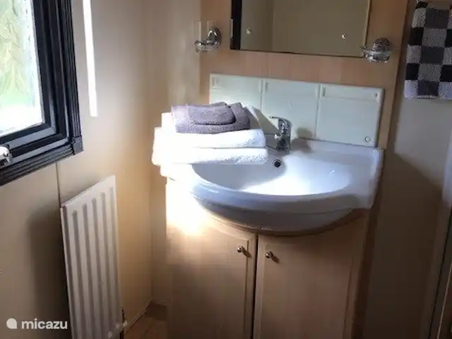 H@tsummers en Países Bajos, Frise, Dronrijp - chalet ..muebles de baño, cabina de ducha y aseo. Secador de pelo disponible...