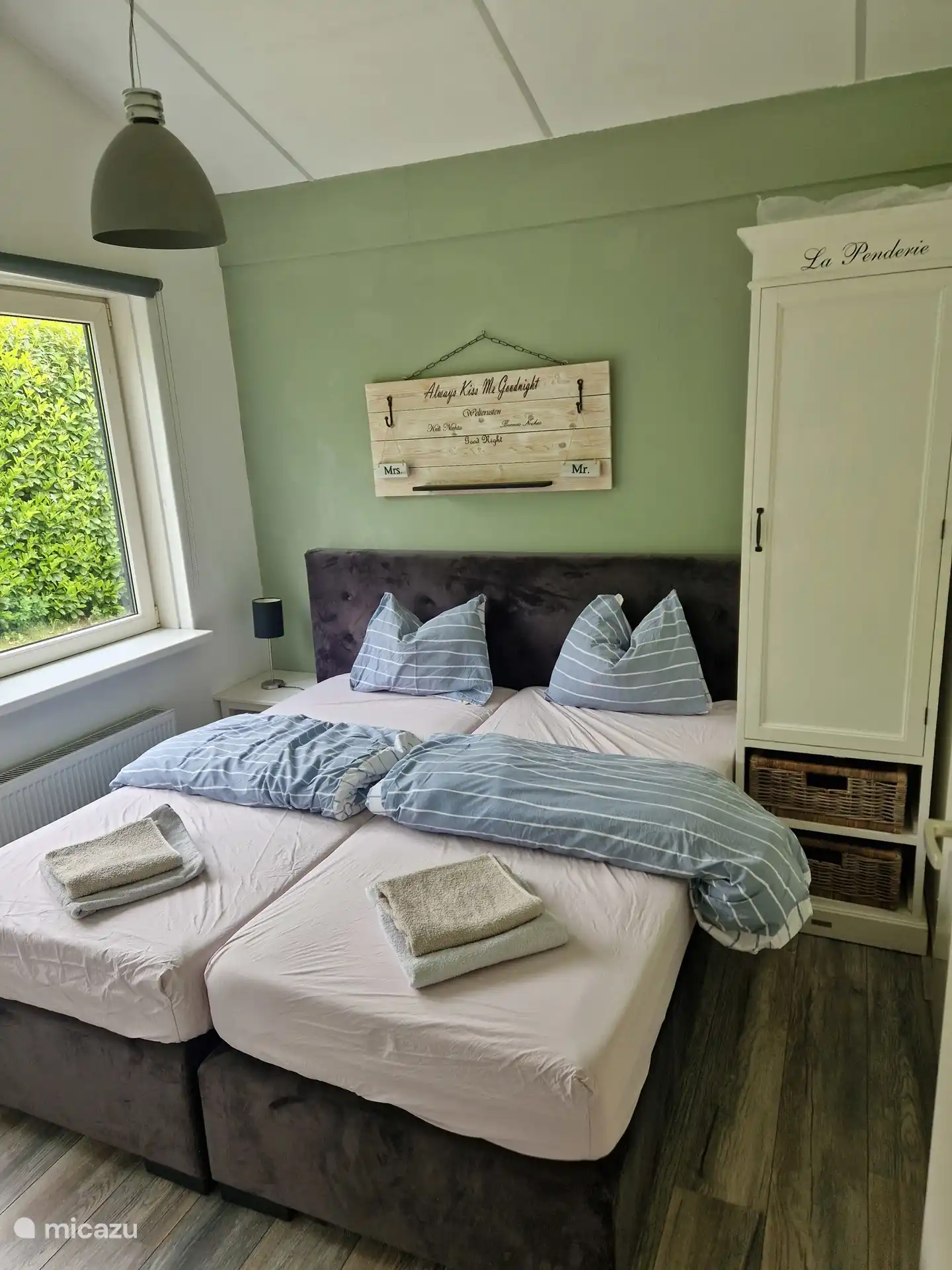 Slaapkamer voor twee personen met kledingkast