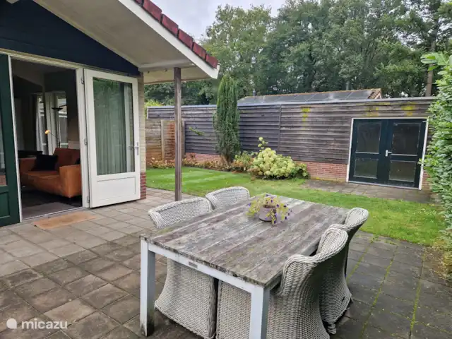 Huinerhofje 2; rust, privacy, natuur huren in Nederland, Gelderland, Putten - vakantiehuis Terras achterzijde met tuin. Aan de linkerkant van de woning bevindt zich nog een groot stuk gazon.