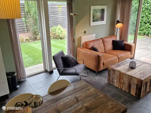Huinerhofje 2; rust, privacy, natuur huren in Nederland, Gelderland, Putten - vakantiehuis Woonkamer met openstaande deuren naar terras en uitzicht tuin.