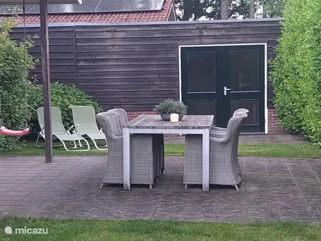 Huinerhofje 2; rust, privacy, natuur huren in Nederland, Gelderland, Putten - vakantiehuis Terras met op achtergrond deuren van de grote schuur
