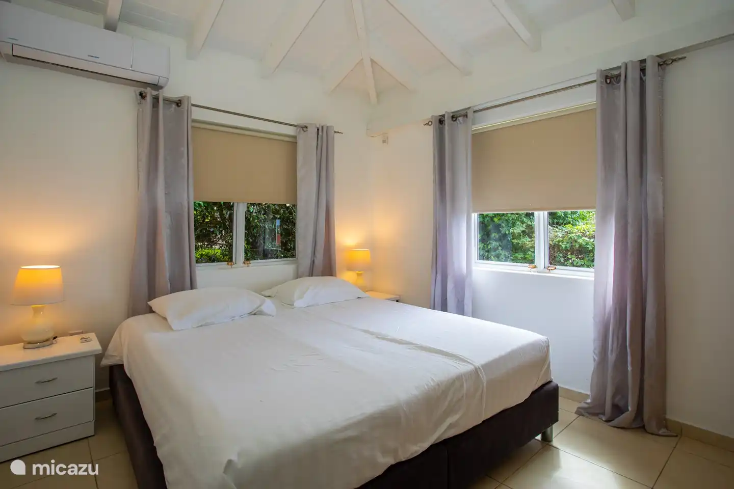 El segundo dormitorio donde también se pueden separar las camas. Los dormitorios tienen aire acondicionado.