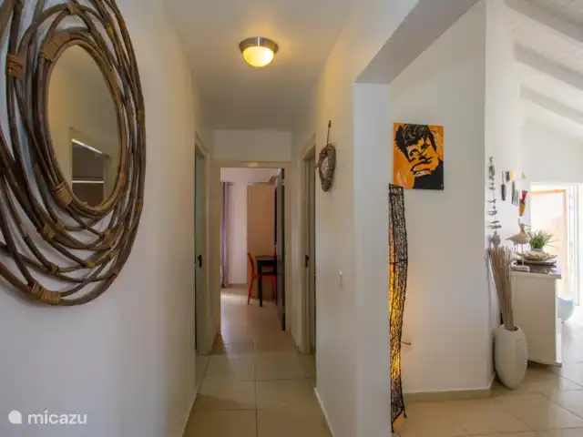 Location de Vacances Curaçao, Banda Ariba (est), Jan Thiel, maison de vacances - Kas Granjero Hall entre les 3 chambres et salle de bain supplémentaire